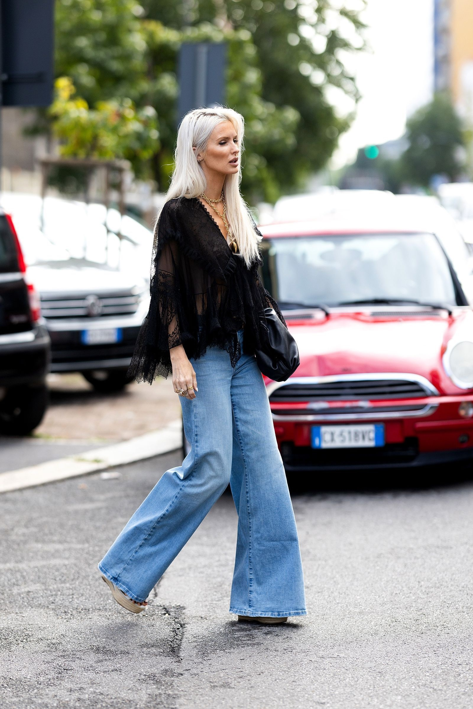 Dzwony i sandały na platformie to kwintesencja stylu boho – bez nich trudno o naprawdę efektowną stylizację w tym klimacie (Fot. Valentina Frugiuele / Getty Images)