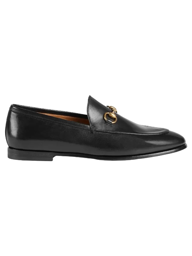 Czarne mokasyny Gucci z klasycznym designem i złotym detalem na przodzie. Eleganckie i ponadczasowe.