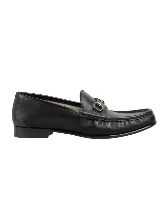 Czarne mokasyny Gucci z ozdobnym detalem na przodzie, eleganckie i stylowe obuwie.