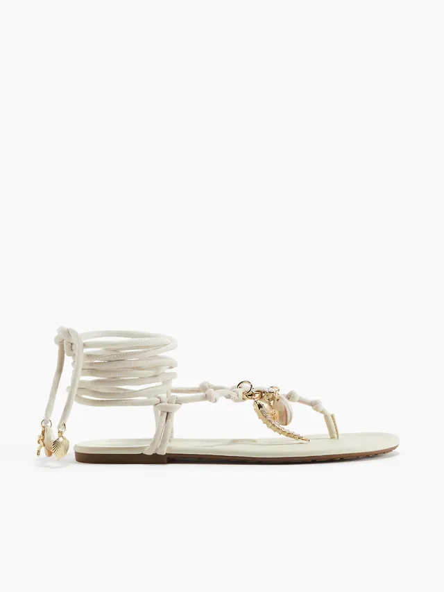 Sandały boho z charmsami H&M (Fot. Materiały prasowe)