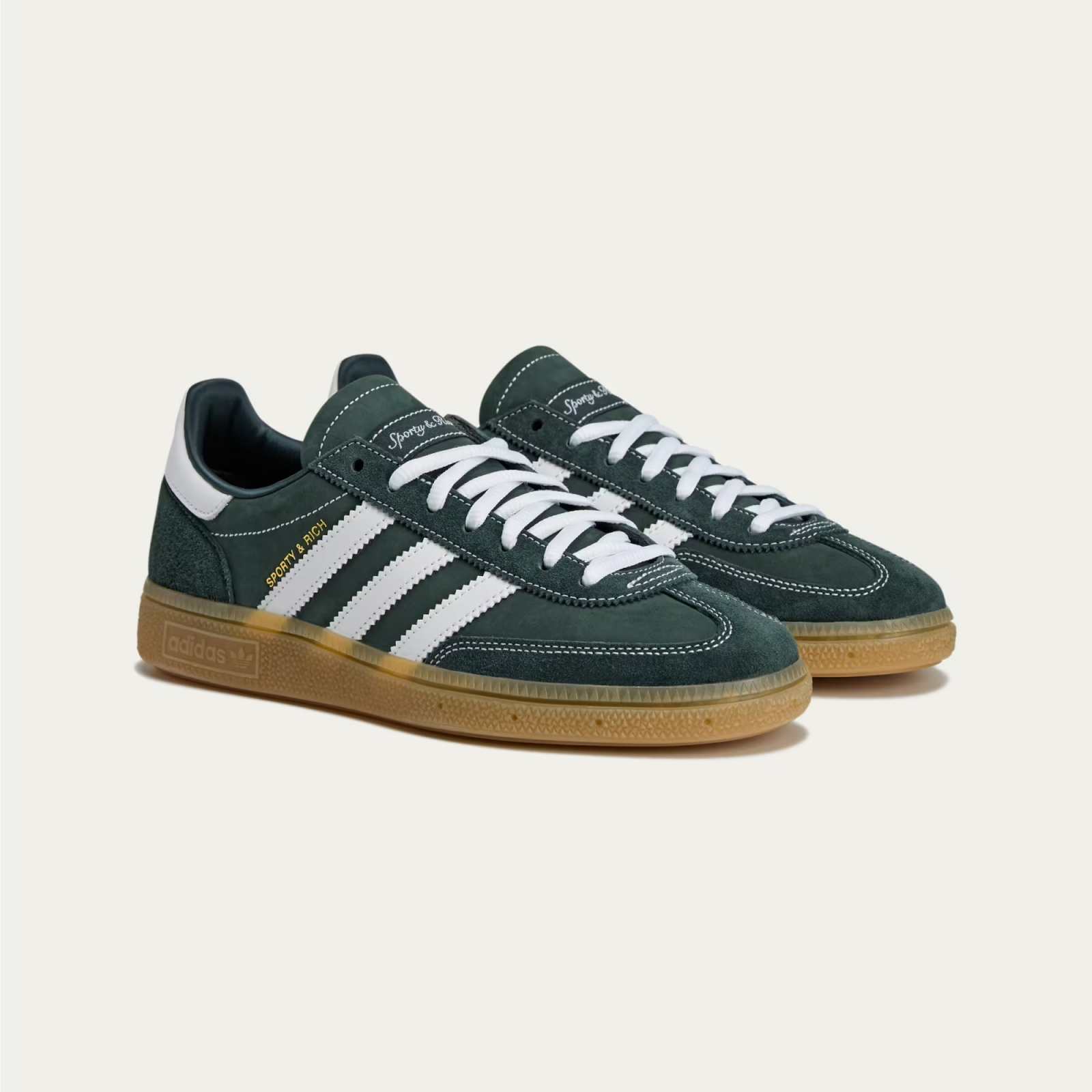 Zielone sneakersy adias z białymi paskami i gumową podeszwą, klasyczny model z estetyką retro.