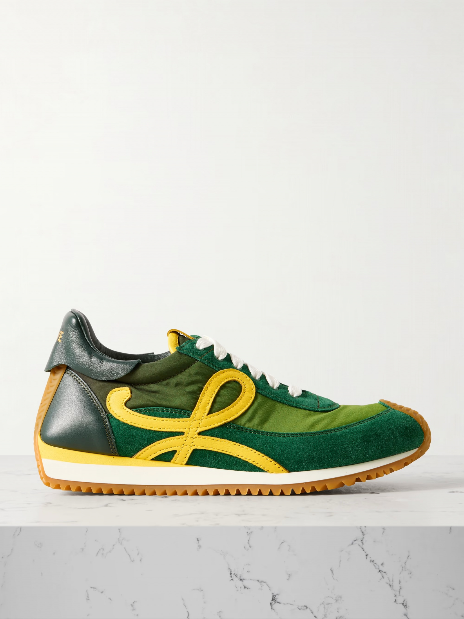 Zielone sneakersy Loewe z żółtym akcentem, wykonane z materiałów wysokiej jakości, o sportowym designie.
