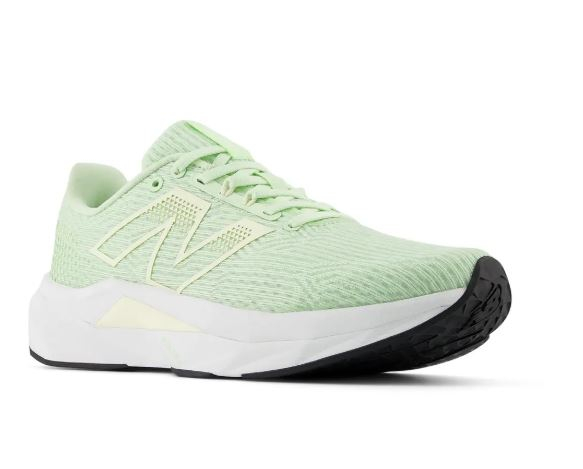 Buty damskie New Balance FuelCell Propel v5, 579,99 zł / (Fot. Materiały prasowe)