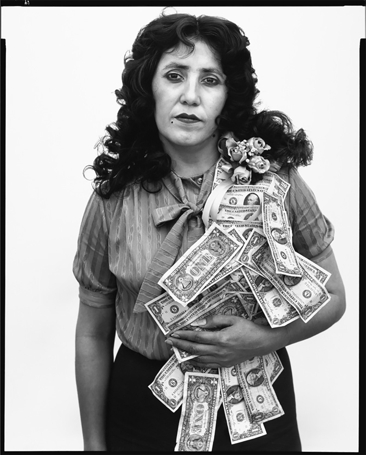 Petra Alvarado, pracownica fabryki w dniu swoich urodzin, El Paso, Texas, 22 kwietnia 1982. Fot. Richard Avedon © The Richard Avedon Foundation