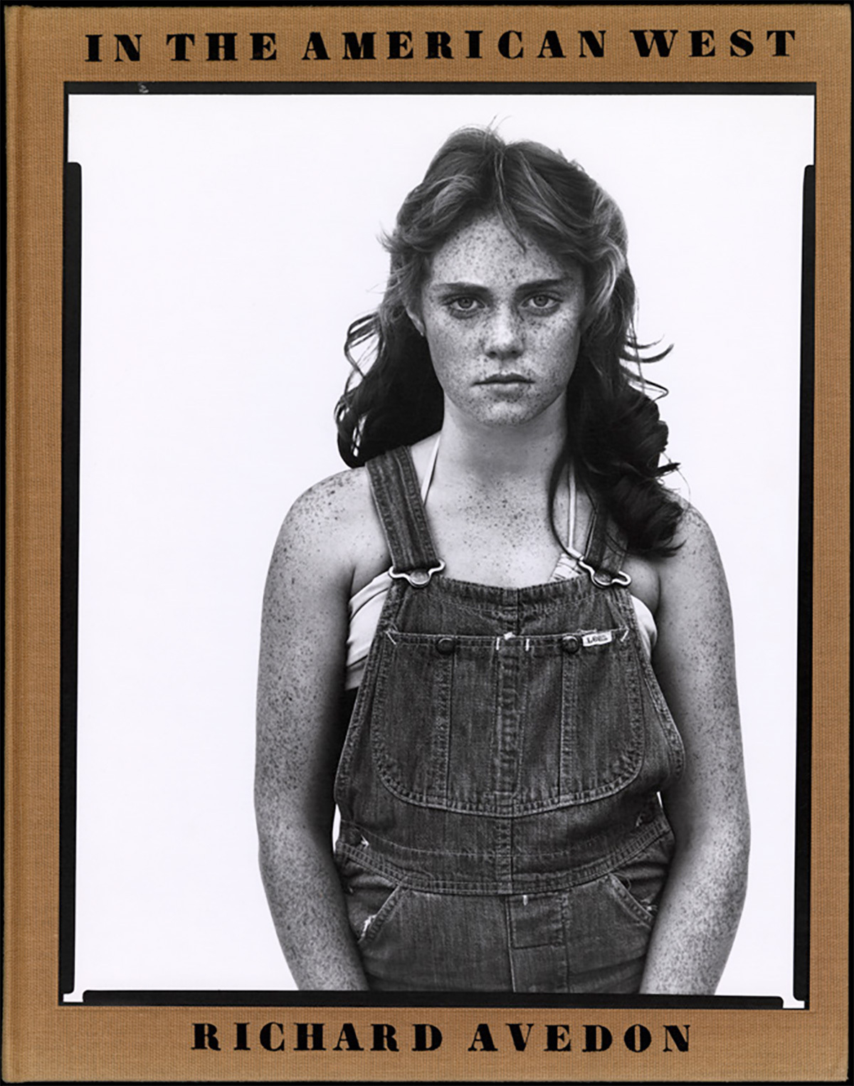 Oryginalne wydanie „In the American West” Richarda Avedona, Abrams, 1985. Okładka: Sandra Bennett, 12 lat, Rocky Ford, Colorado, 23 sierpnia 1980. Fot. Richard Avedon © The Richard Avedon Foundation