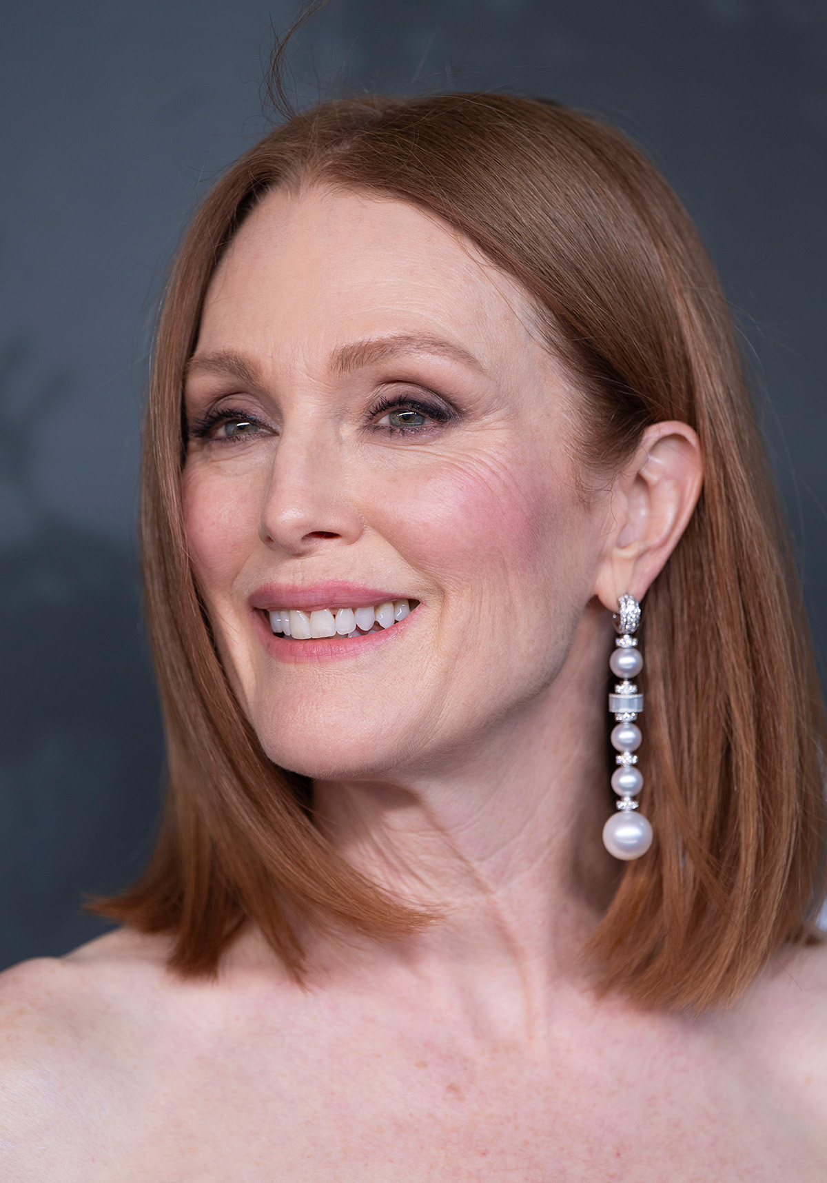 Julianne Moore z perłowymi kolczykami.