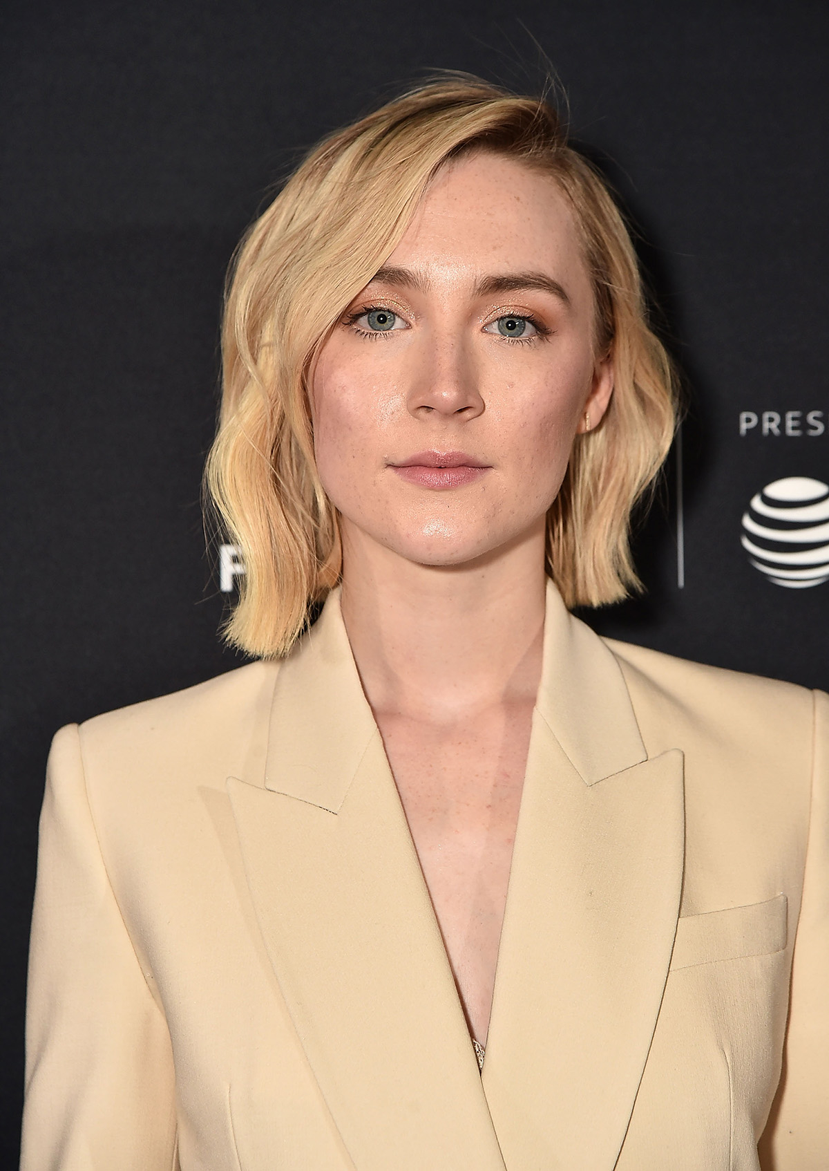 Saoirse Ronan w beżowej marynarce.