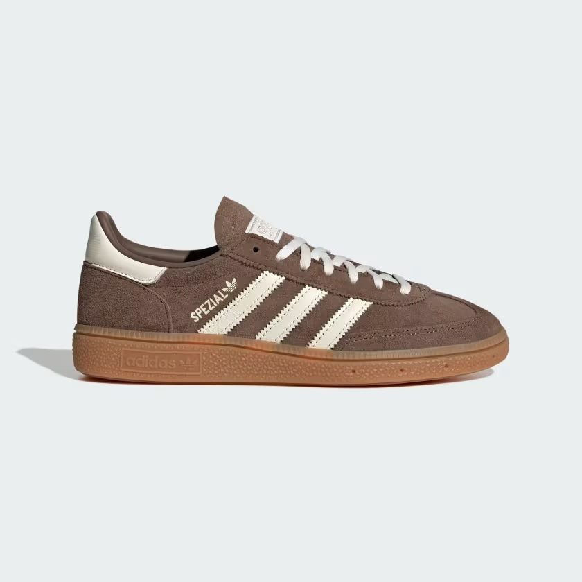 Brązowe sneakersy adidas Handball Spezial z białymi detalami i gumową podeszwą.