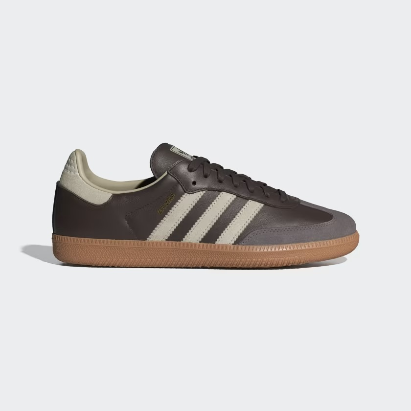 Brązowe sneakersy adidas Samba OG z jasnymi trzema paskami i gumową podeszwą.