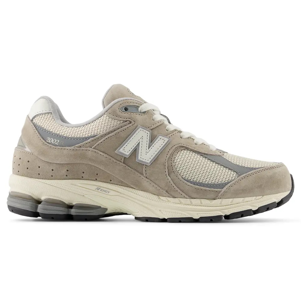 Beżowe sneakersy New Balance 2002 z siateczkowymi i zamszowymi wstawkami, klasyczny design i komfortowe wykonanie.