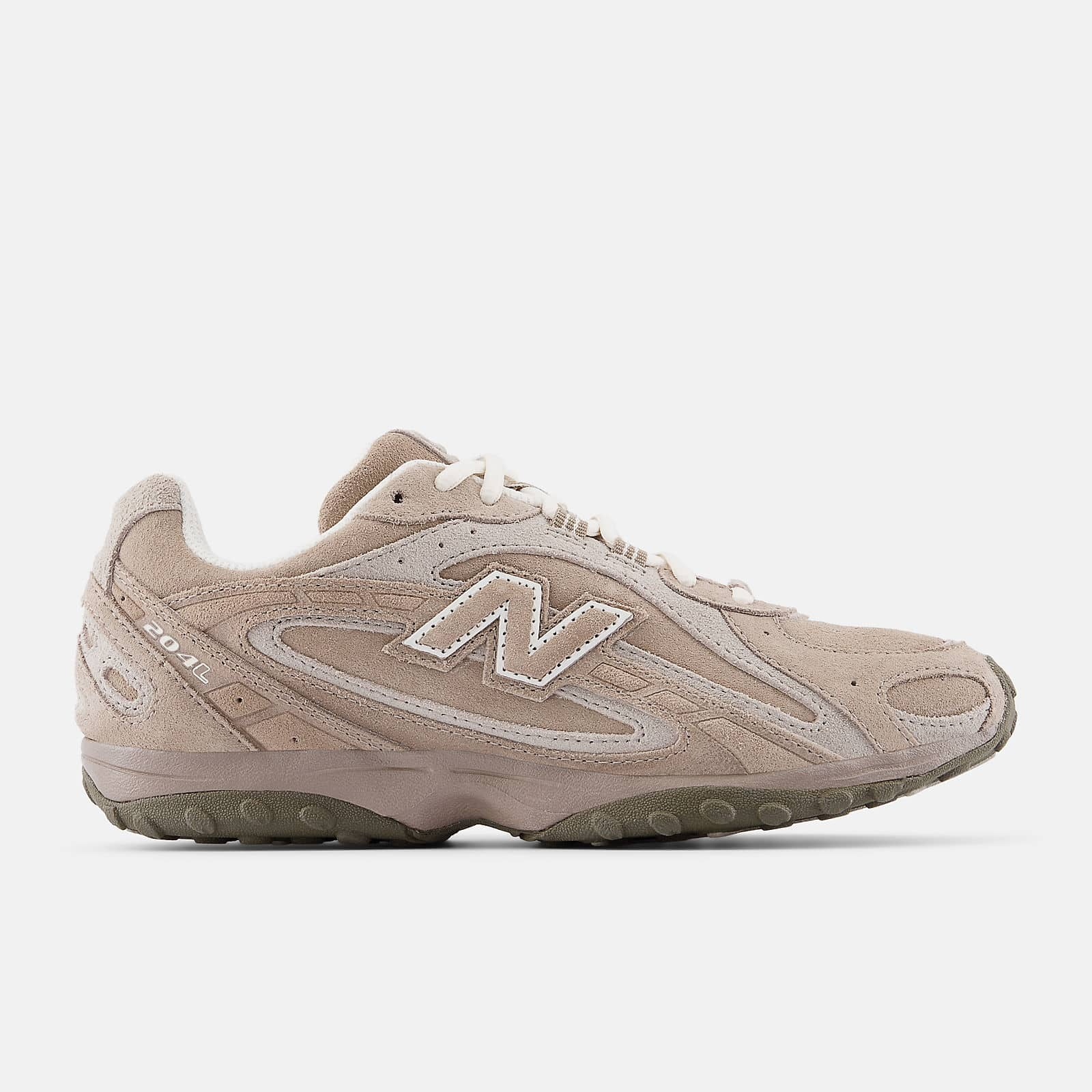 Beżowe sneakersy New Balance 204L o nowoczesnym designie, z charakterystycznym logotypem oraz miękką podeszwą.