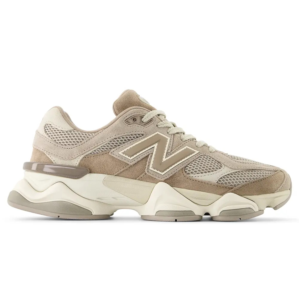 Beżowe sneakersy New Balance 9060 z materiałów tekstylnych i zamszowych, o sportowym designie.