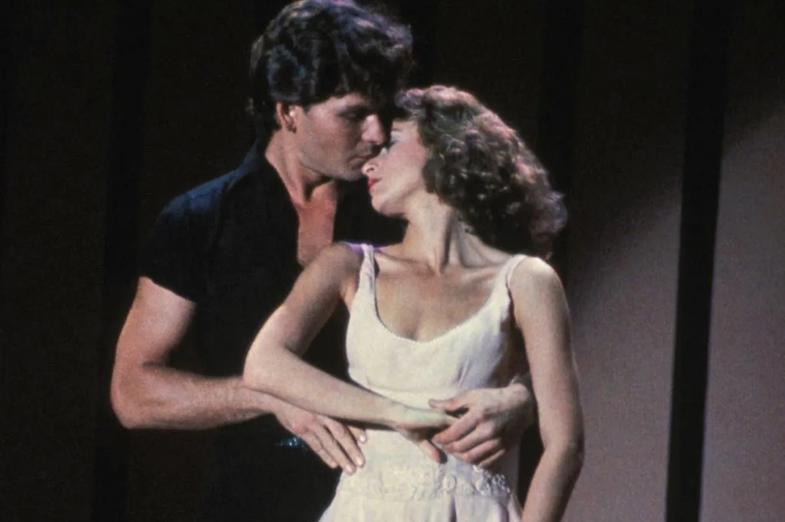Patrick Swayze i Jennifer Grey w filmie „Dirty Dancing”, w intymnej chwili tanecznej.