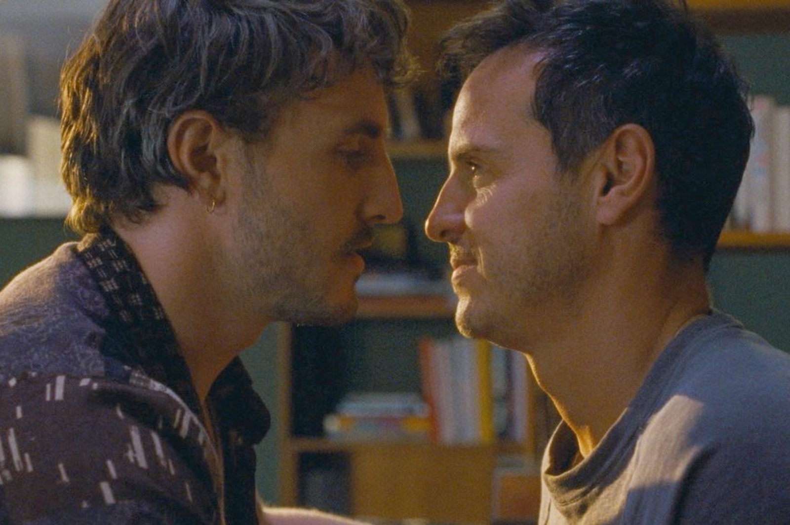 Paul Mescal i Andrew Scott w filmie „Dobrzy nieznajomi” w bliskim ujęciu, twarzą w twarz.