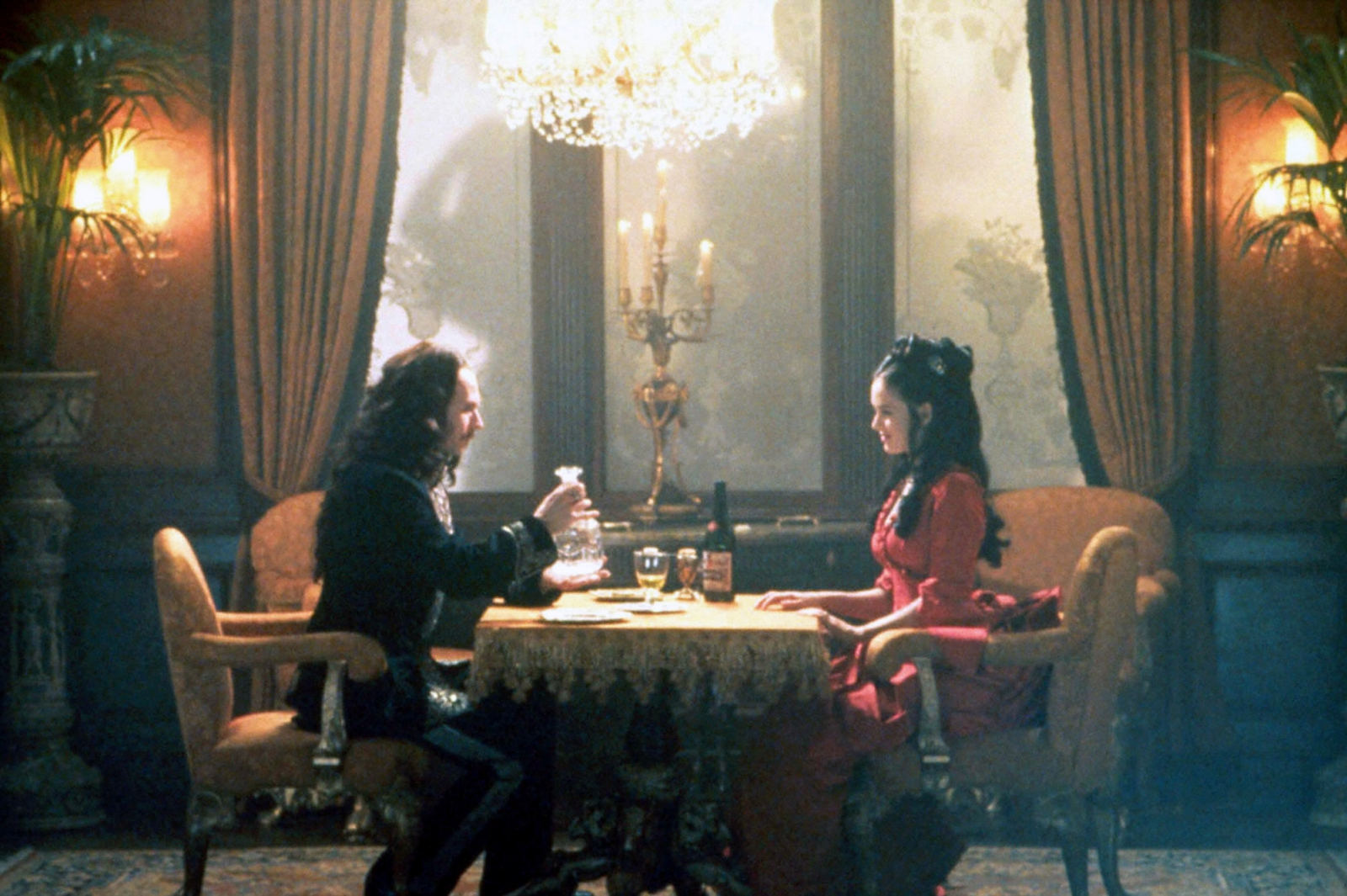 Gary Oldman i Winona Ryder w filmie grozy „Dracula”, zmysłowa scena przy stole.