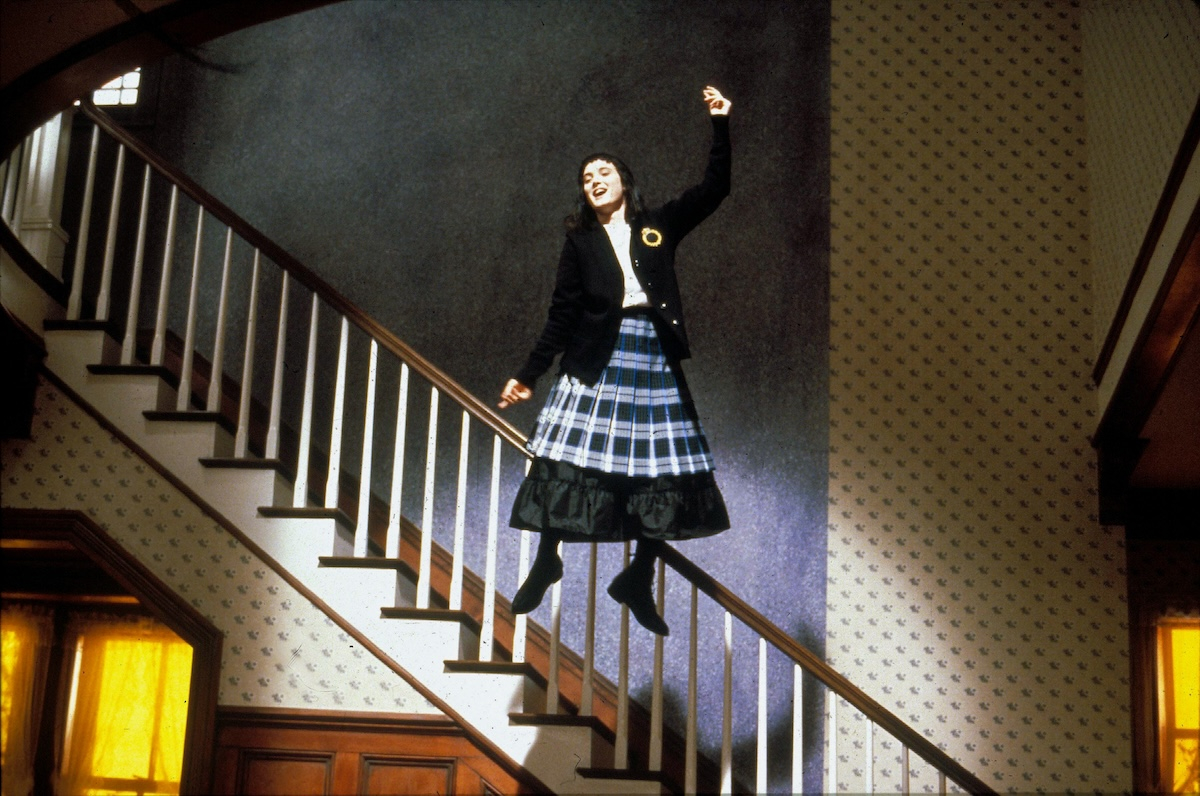 Winona Ryder jako Lydia Deetz, tańcząca na schodach w filmie „Sok z żuka”.