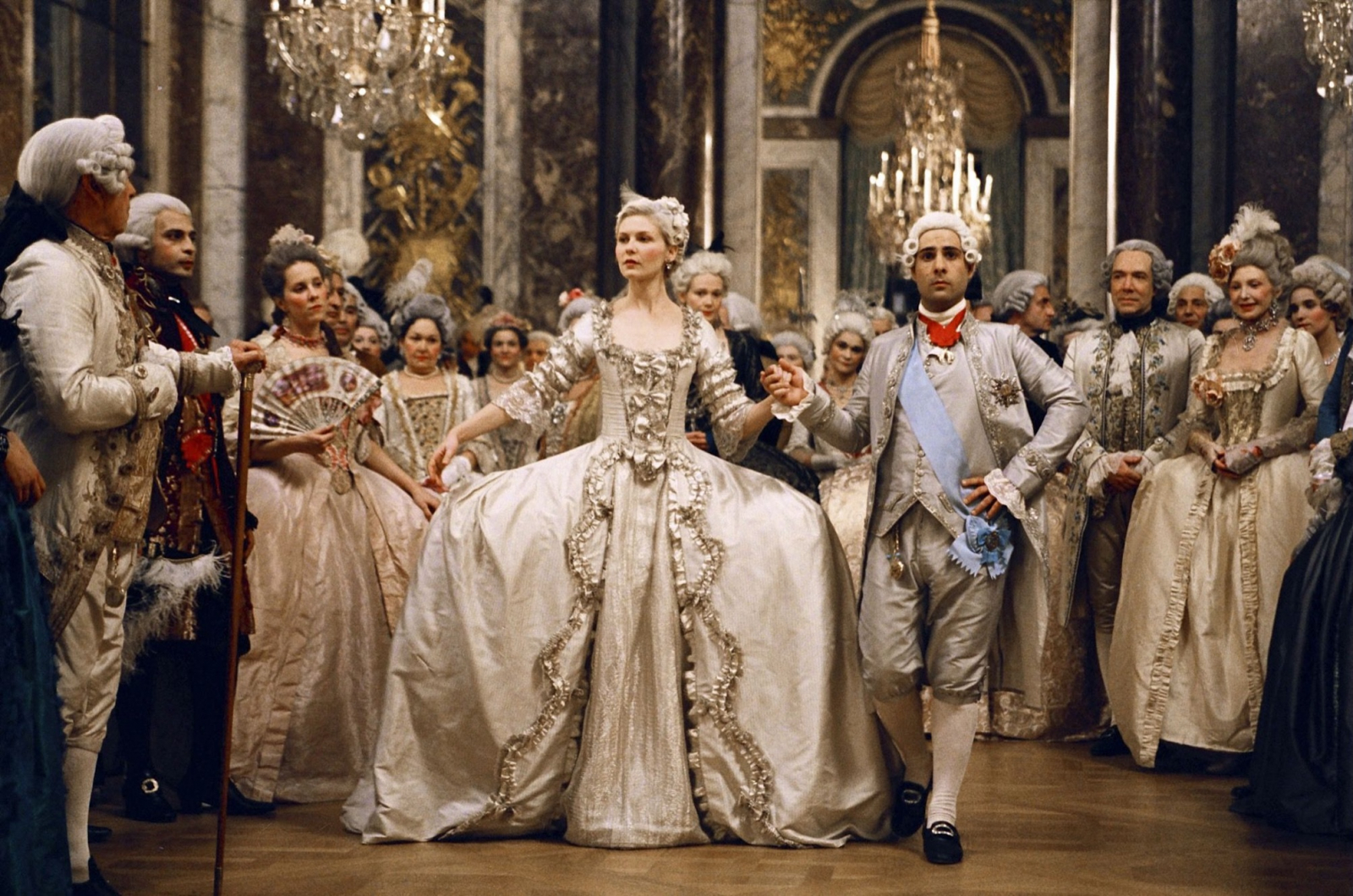 Kirsten Dunst i Jason Schwartzman jako Maria Antonina i Ludwik XVI w filmie „Maria Antonina”, reż. Sofia Coppola, 2006 rok.