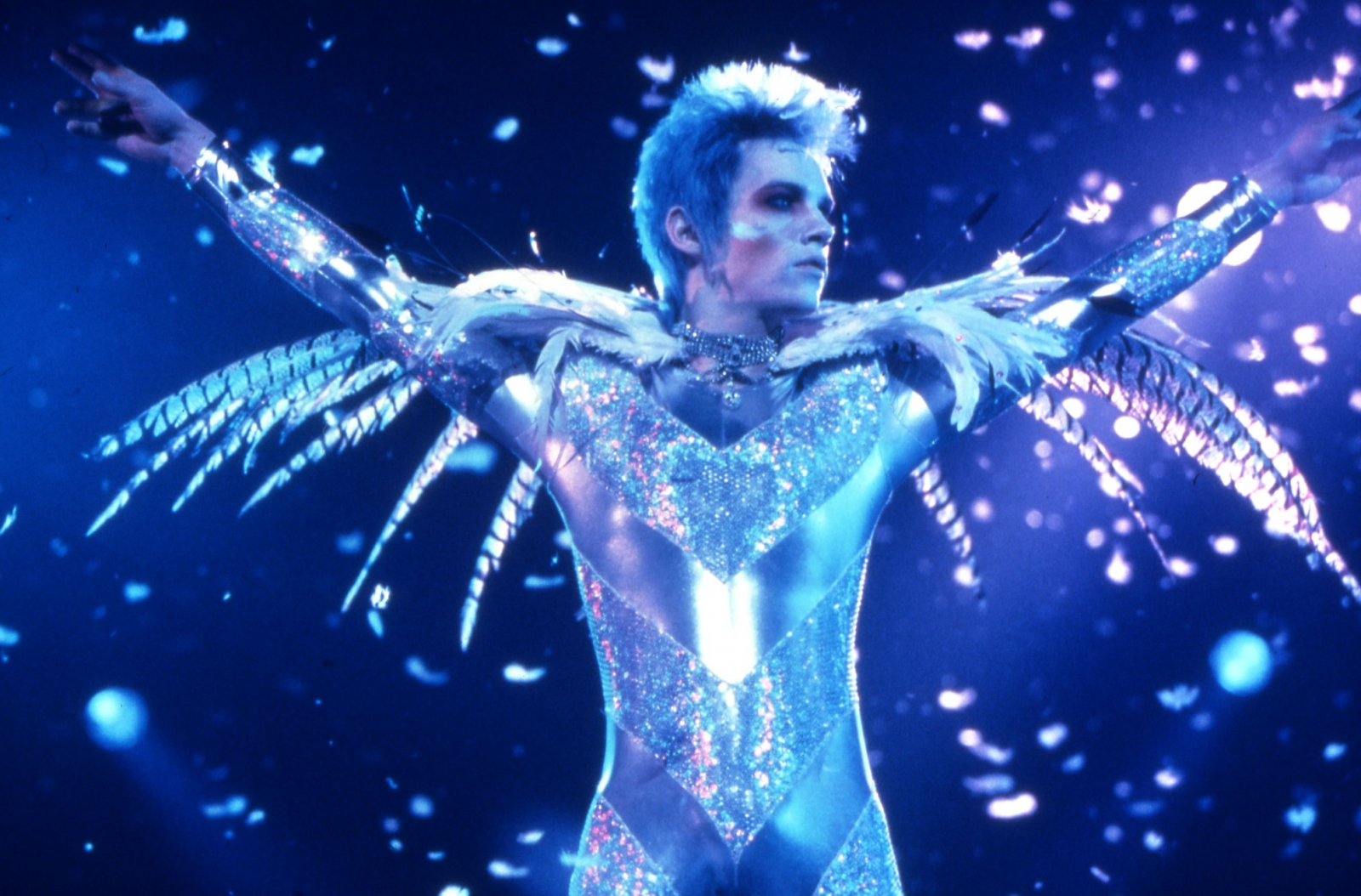 Jonathan Rhys Meyers jako Brian Slade w filmie „Velvet Goldmine”, reżyseria Todd Haynes, 1998 rok, w efektownej kreacji na scenie.