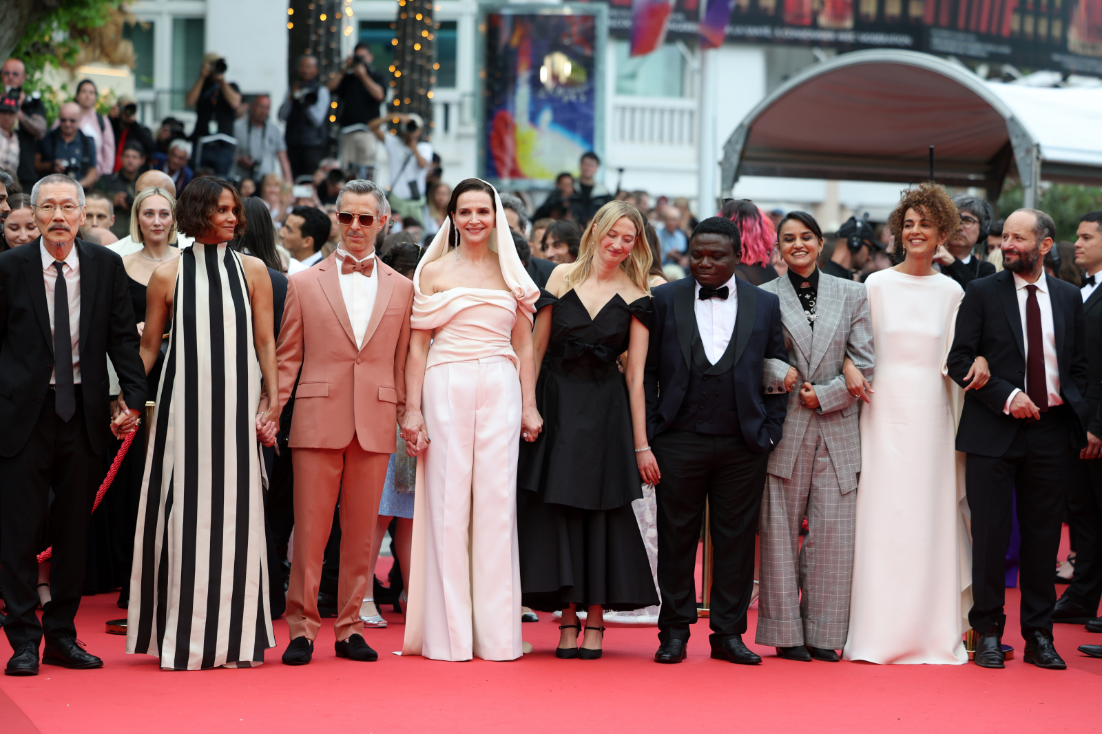 Jury konkursu głównego na ceremonii otwarcia festiwalu filmowego w Cannes 2025, pozujący na czerwonym dywanie.