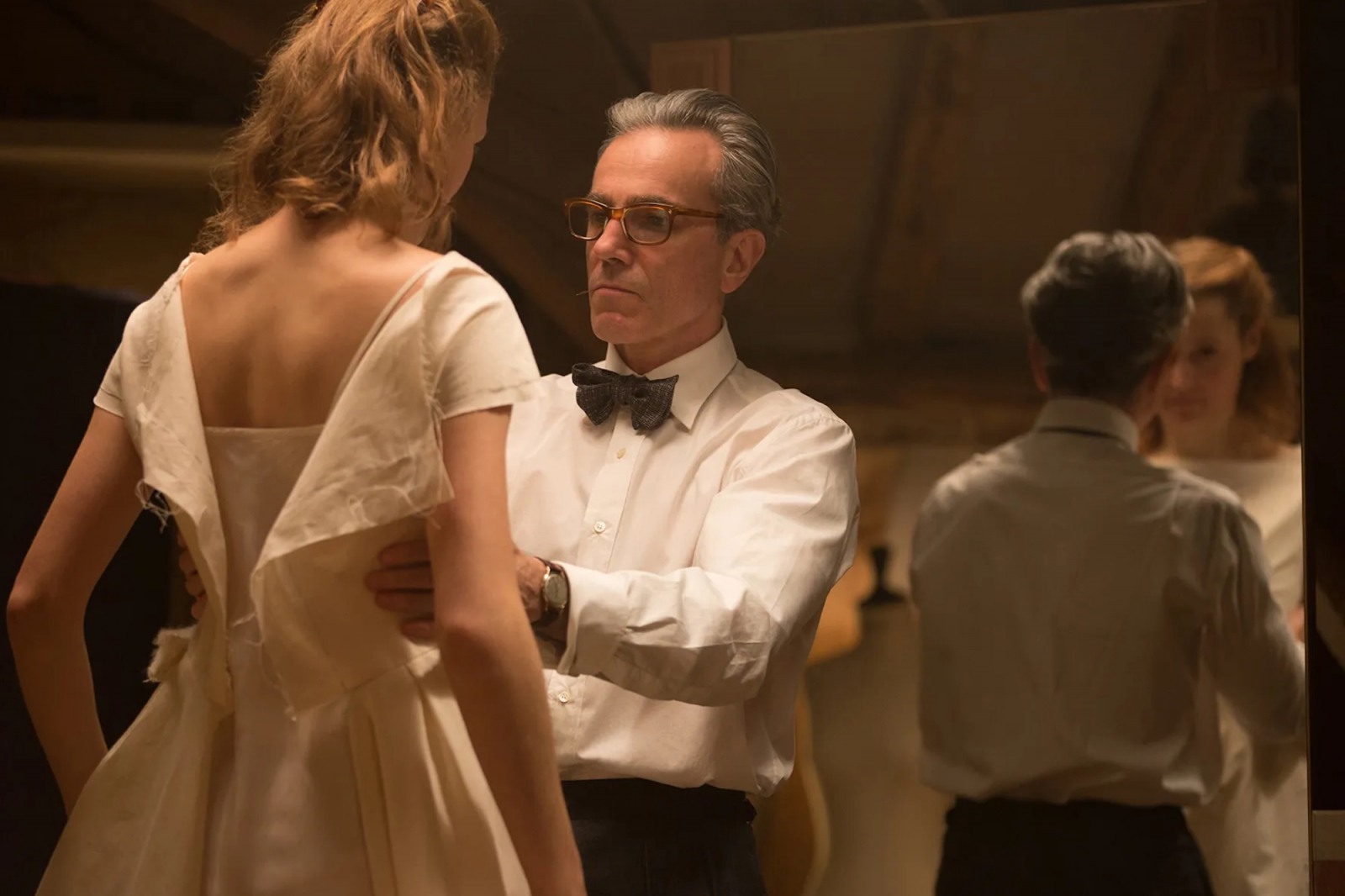Daniel Day-Lewis i Vicky Krieps w filmie „Nić widmo”, w scenie przymierzania sukni.