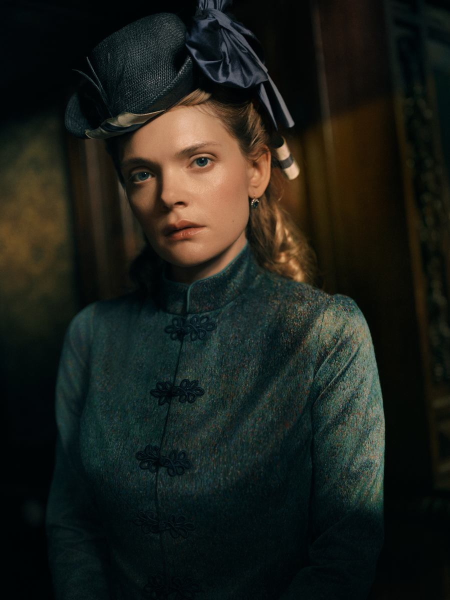 Sandra Drzymalska jako Izabela Łęcka w nowym serialu Netflix „Lalka”, w eleganckim stroju i zdobnej kapeluszu.