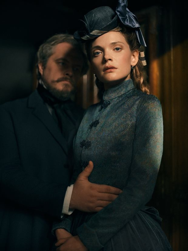 Tomasz Schuchardt jako Stanisław Wokulski, Sandra Drzymalska jako Izabela Łęcka w nowym serialu Netflix „Lalka”.