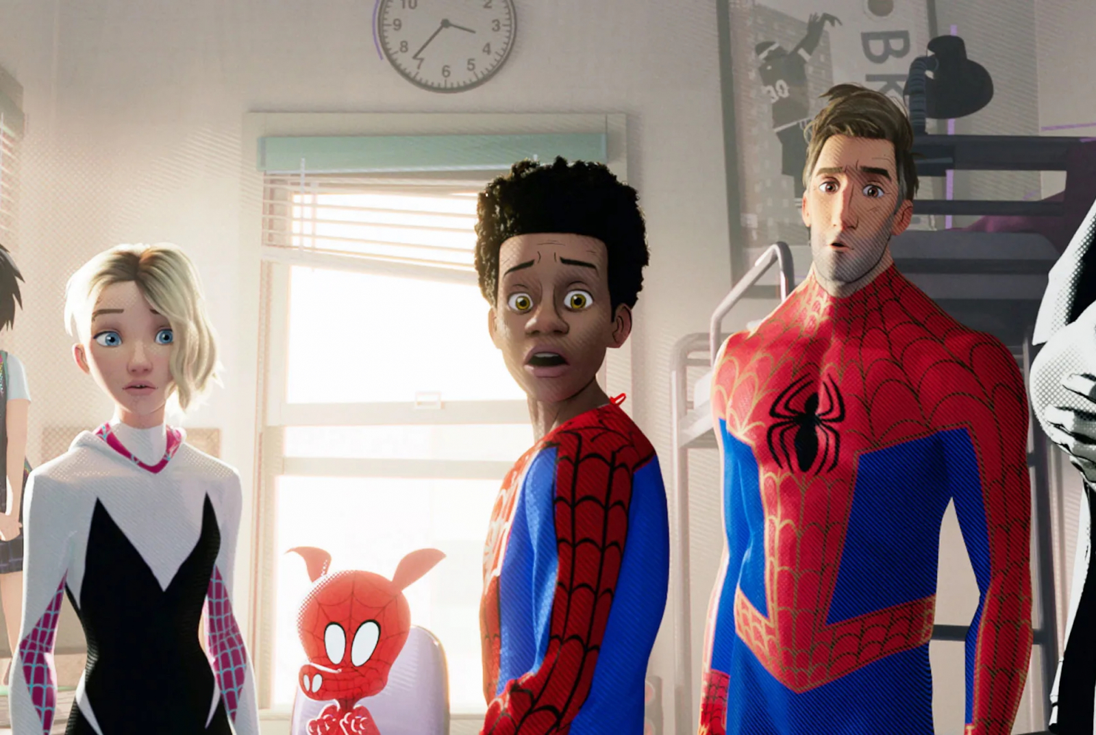 Postacie z "Spider-Man Uniwersum" stoją w pomieszczeniu, wyrażając zdziwienie i ciekawość.
