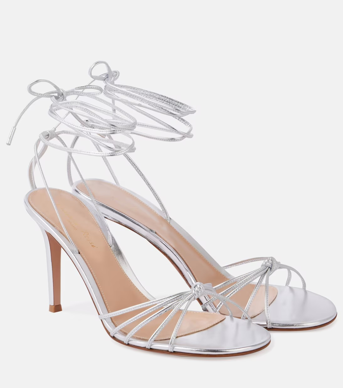 Srebrne sandały na szpilce Gianvito Rossi z cienkimi paskami, eleganckie i stylowe.