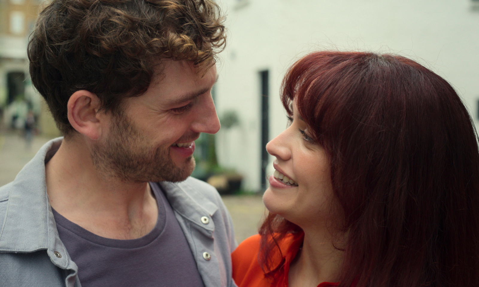 Laurie Davidson i Olivia Cooke w intymnej scenie z serialu Prime Video „Ta dziewczyna”.
