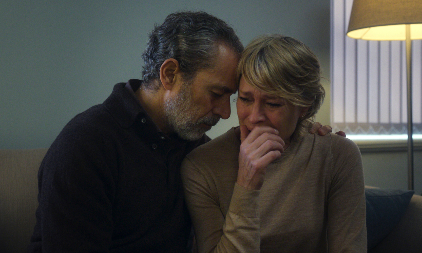 Waleed Zuaiter i Robin Wright w emocjonalnej scenie z serialu Prime Video „Ta dziewczyna”.