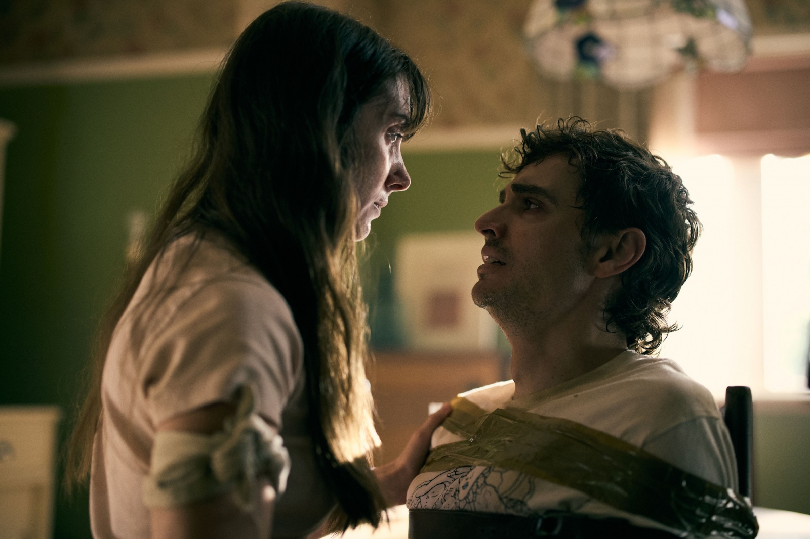 Alison Brie i Dave Franco w scenie z filmu „Together”, intensywna interakcja w napiętej atmosferze.