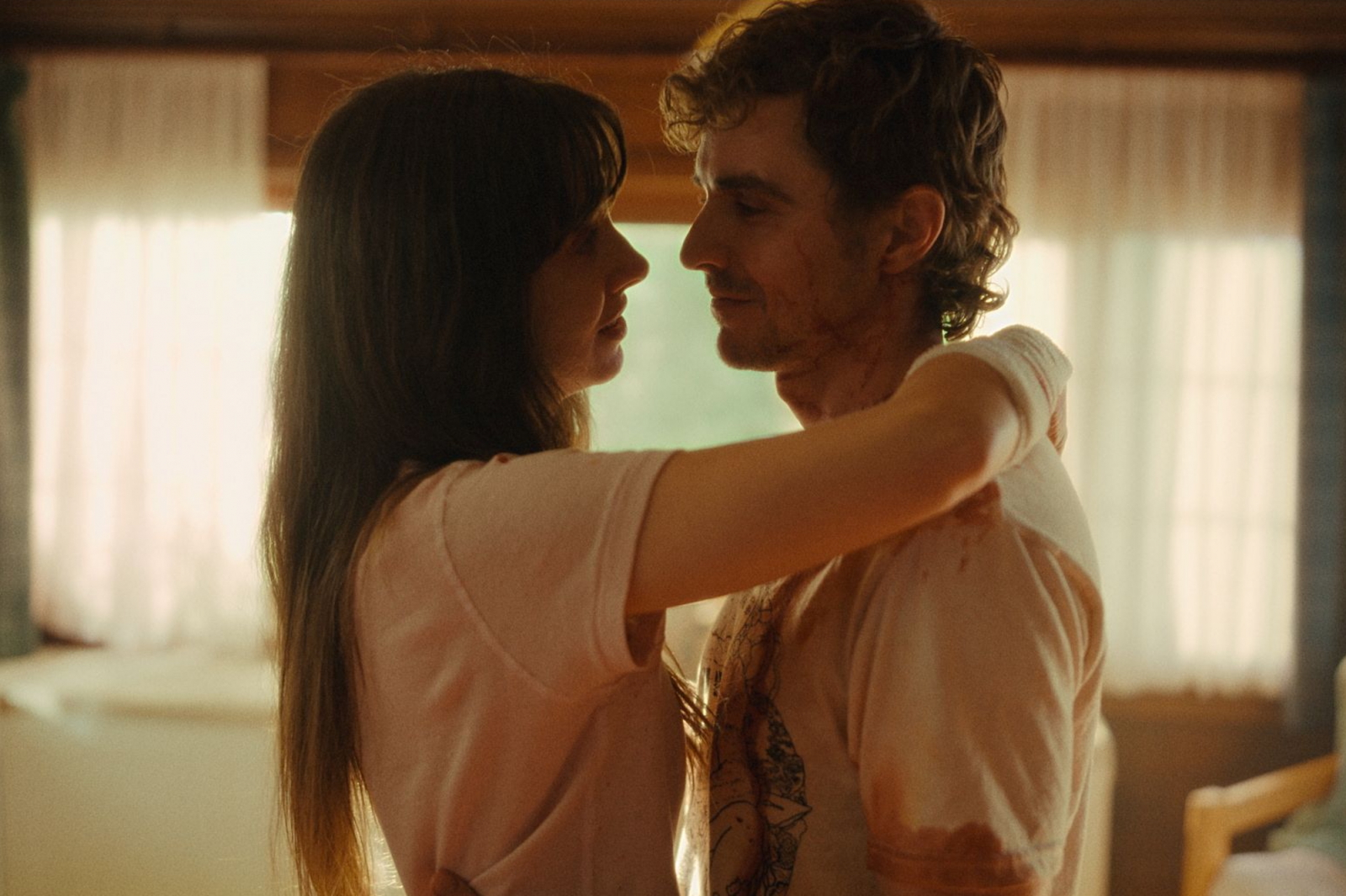 Alison Brie i Dave Franco w ujęciu z filmu „Together”, ukazującym ich bliską, intymną interakcję.