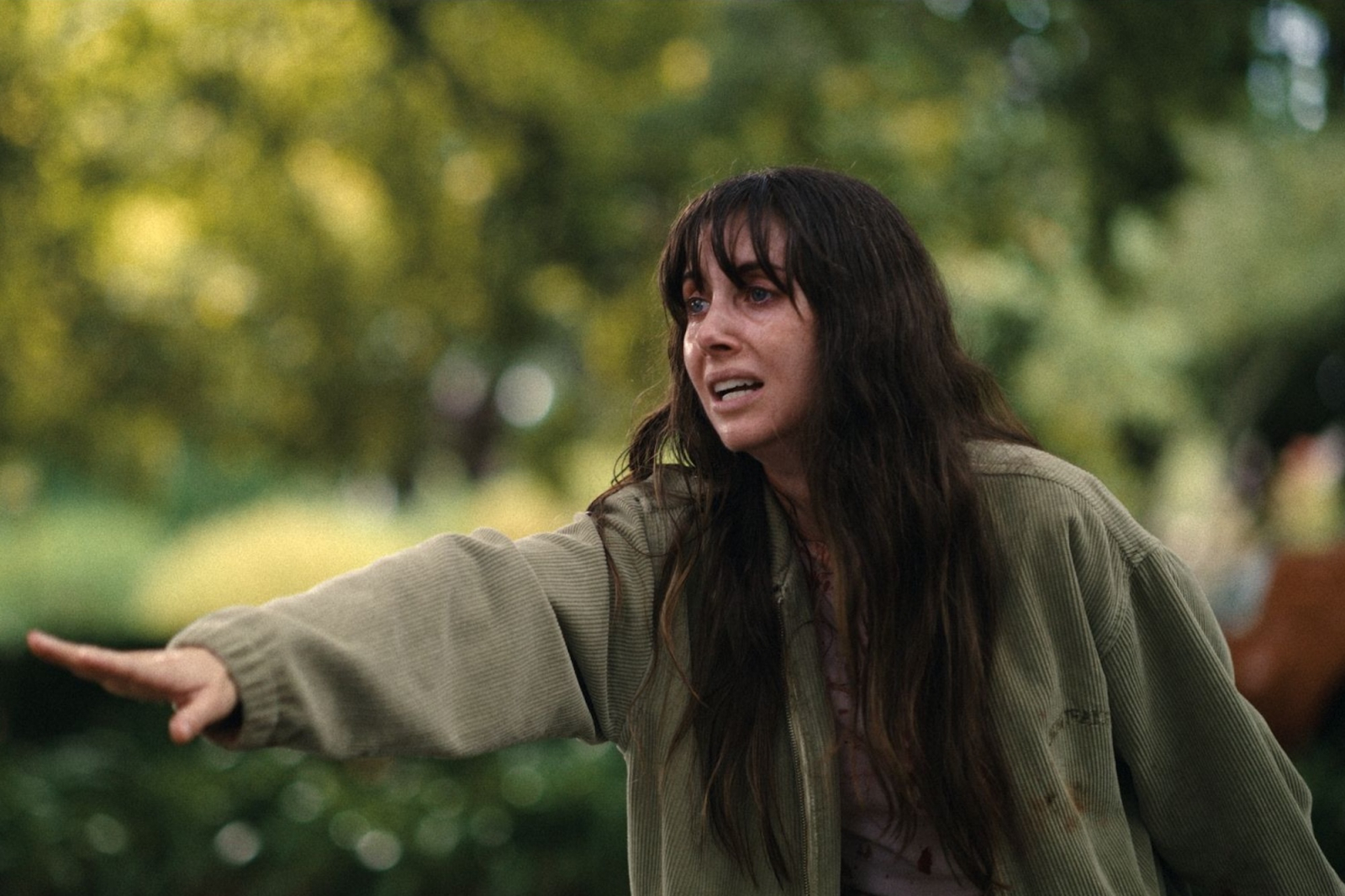 Alison Brie jako Millie w emocjonalnej scenie z filmu „Together”, z tłem zielonych drzew.
