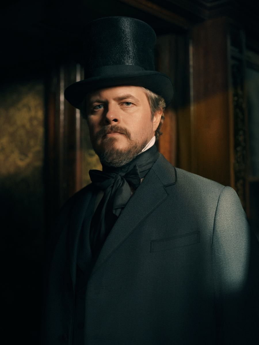 Tomasz Schuchardt jako Stanisław Wokulski w nowym serialu Netflix „Lalka”, stylizowany w eleganckim stroju.