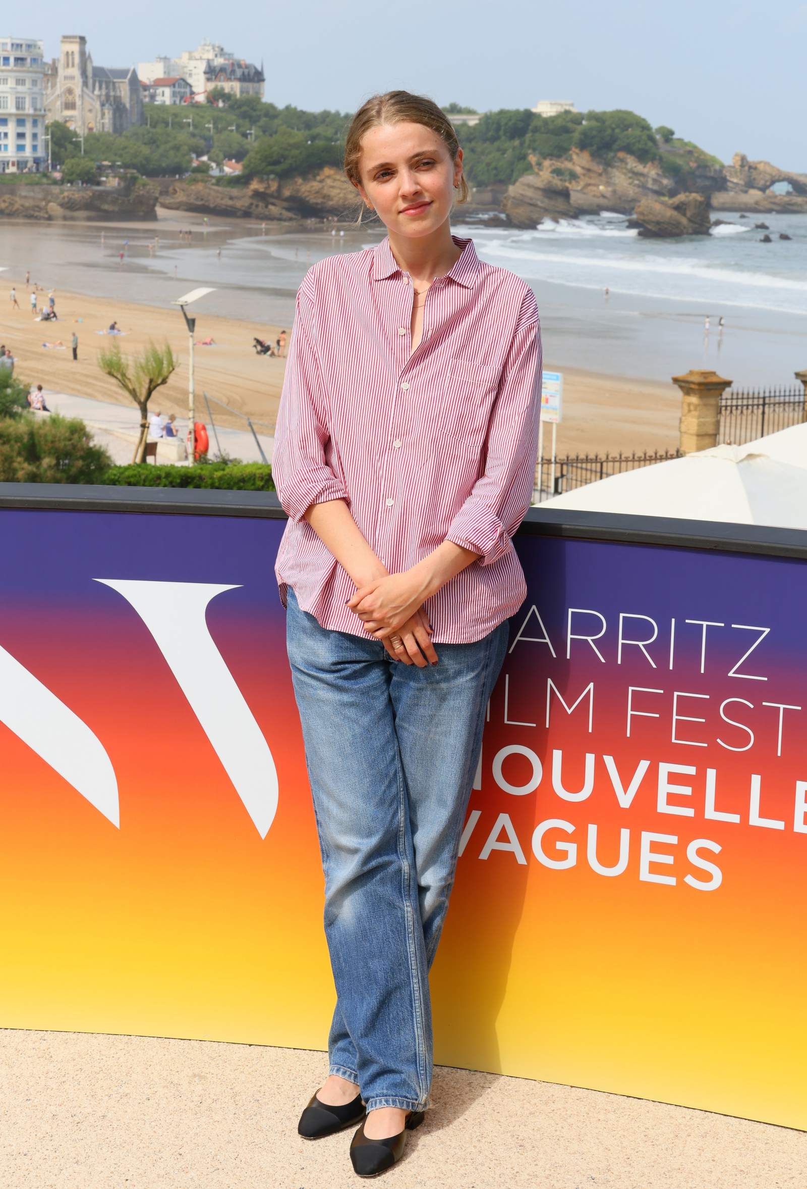 Lucie Saada w prostych jeansach damskich i dwukolorowych czółenkach na festiwalu filmowym w Biarritz.