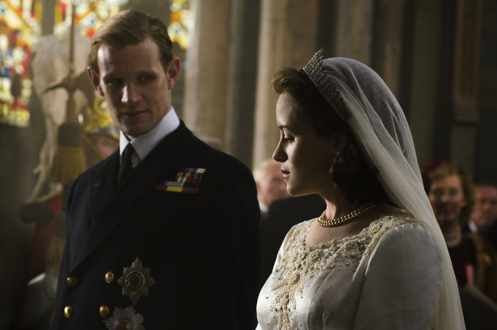 Matt Smith i Claire Foy w scenie z serialu Netflix „The Crown”, przedstawiającej moment ceremonii ślubnej.