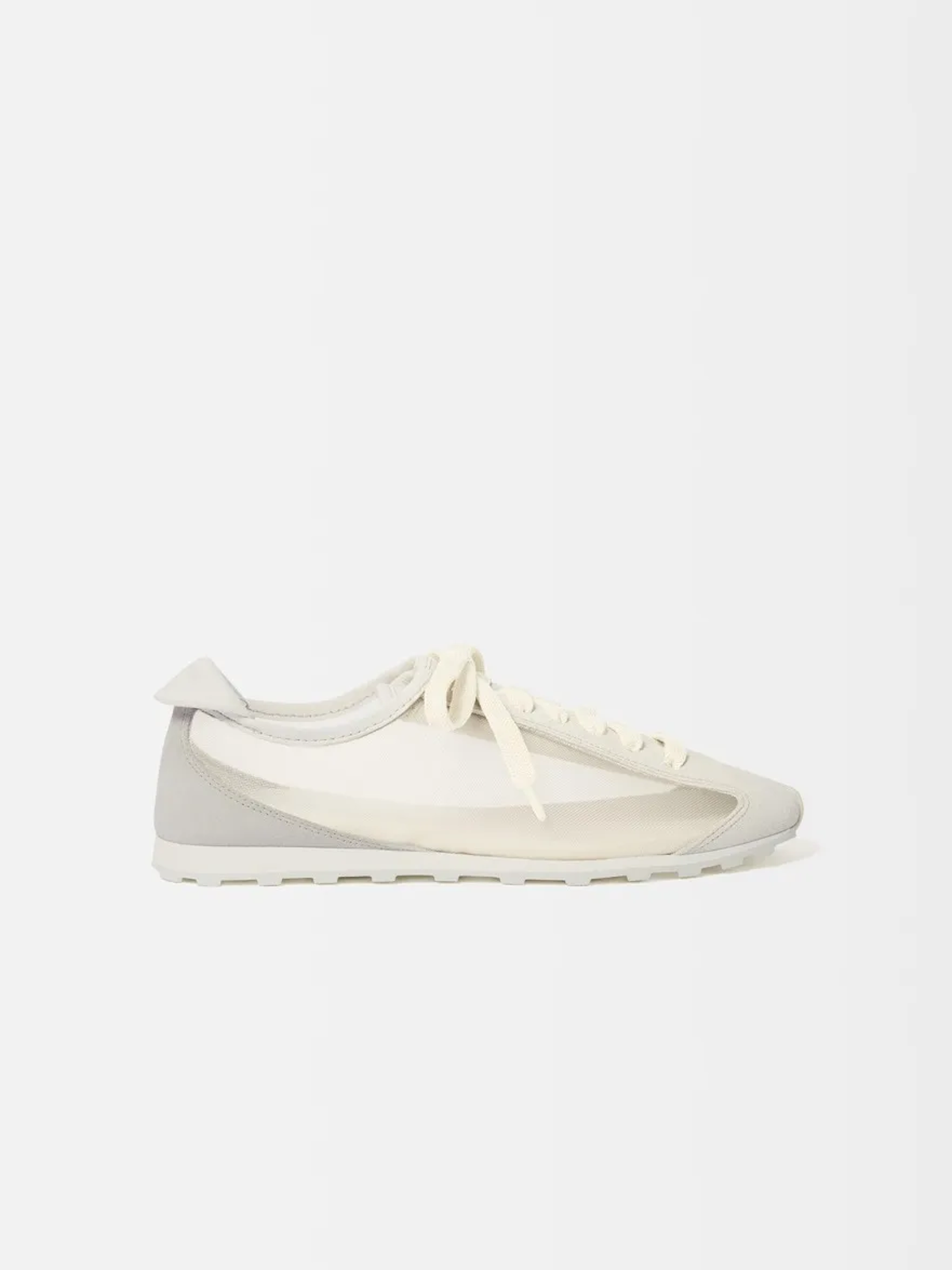 Białe sneakersy Jacquemus Le Tennis z delikatnymi szaro-srebrnymi akcentami i wygodną podeszwą.