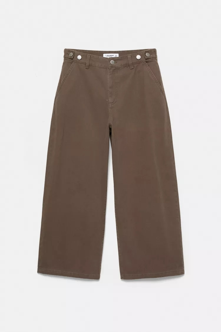 Brązowe jeansy z szeroką nogawką i niskim stanem marki Pull & Bear.