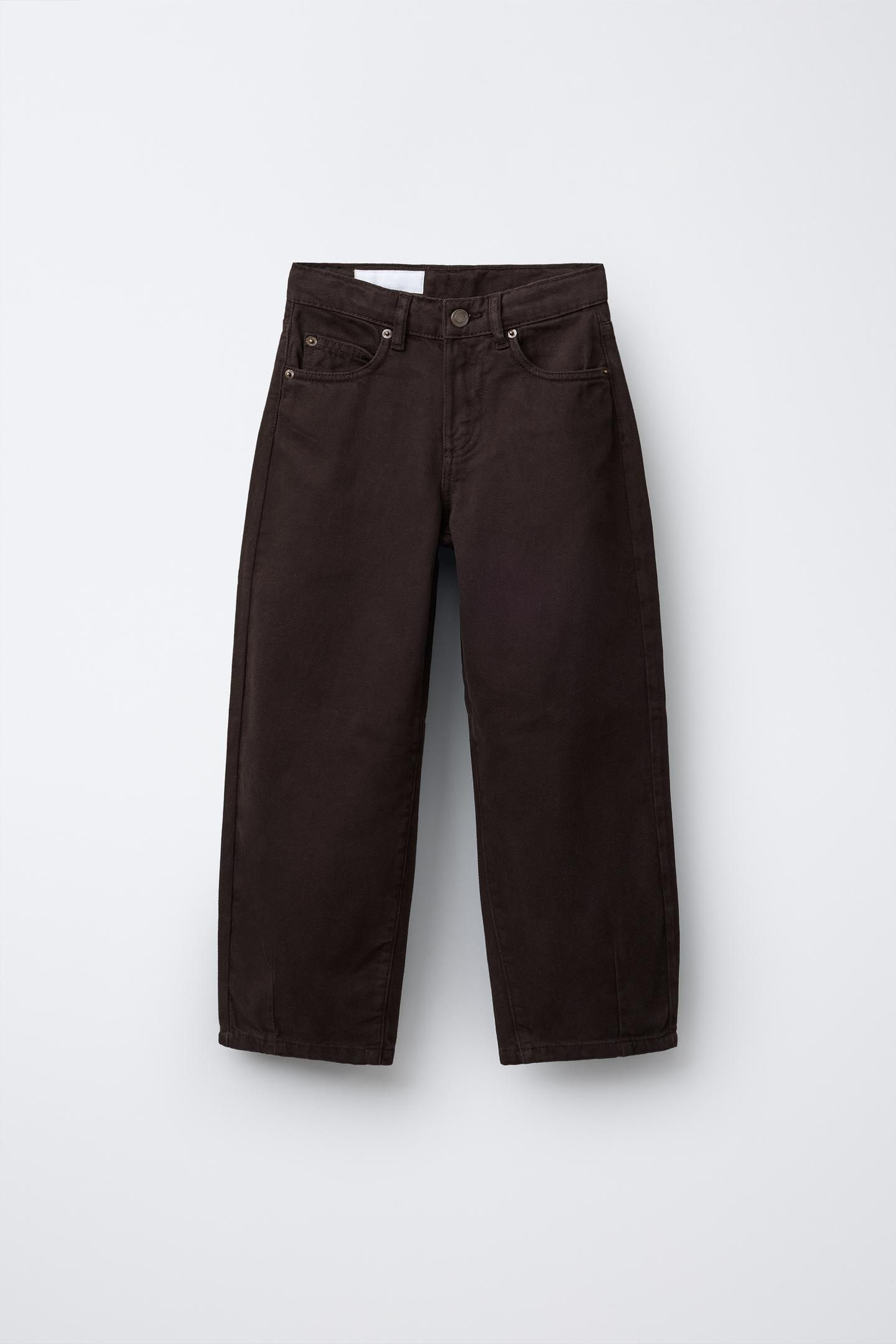 Brązowe jeansy barrel z oferty Zara, w klasycznym kroju z szerokimi nogawkami.