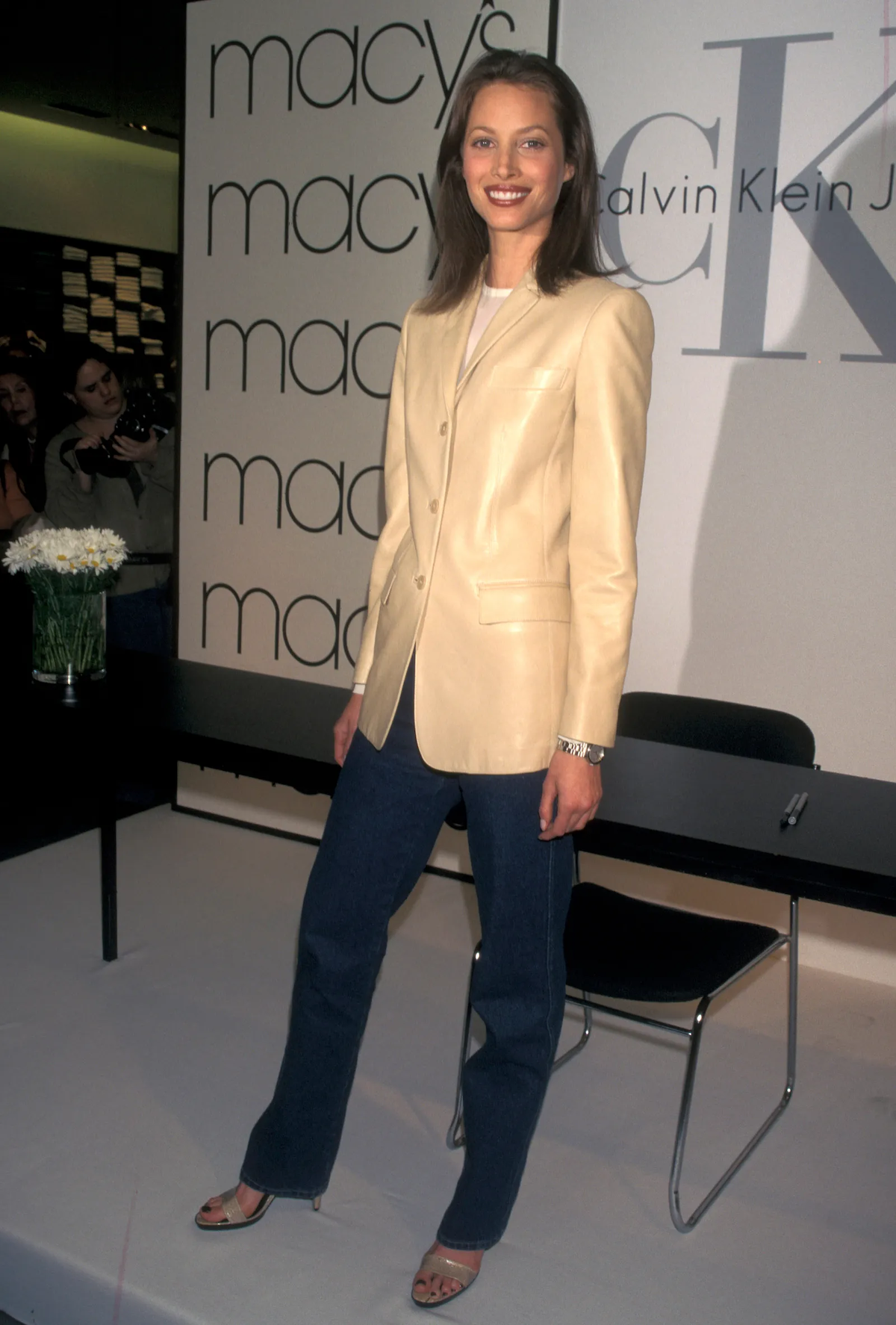 Christy Turlington w proste jeansy i sandały z paskami podczas wydarzenia promocyjnego w Macy's.
