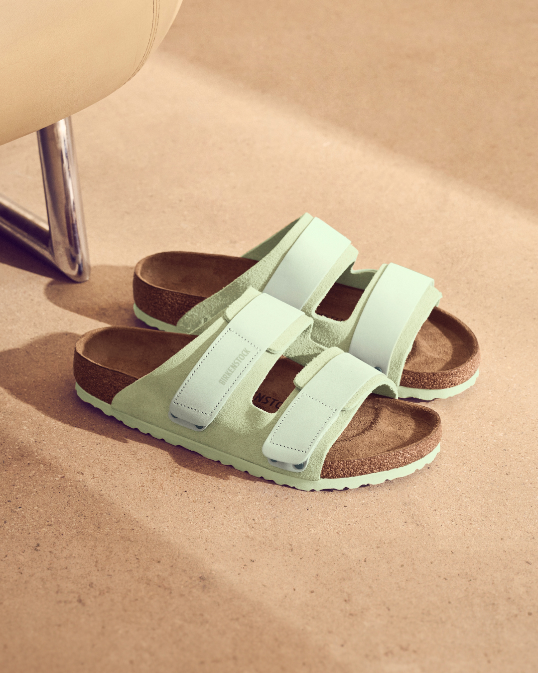 Skórzane klapki damskie Birkenstock Uji w jasnym zielonym kolorze, z dwiema regulowanymi klamrami.