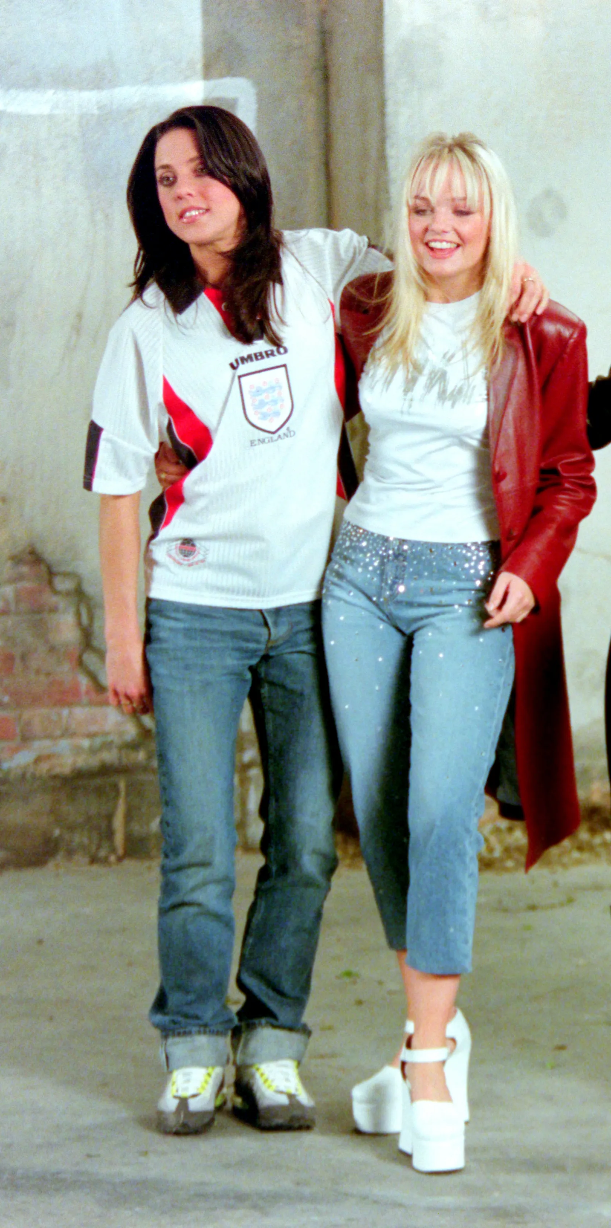 Baby Spice w długich blond włosach, w jeansach capri i butach na wysokiej platformie, 1998 rok.