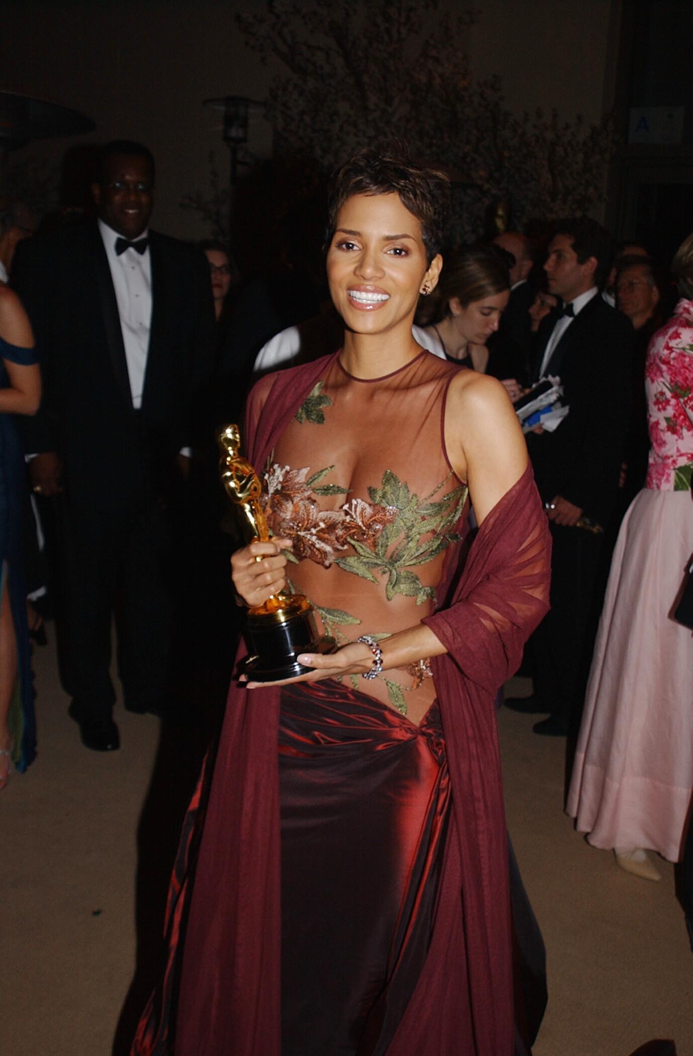 Halle Berry z Oscarem podczas ceremonii w 2002 roku, w eleganckiej sukni z ozdobami.