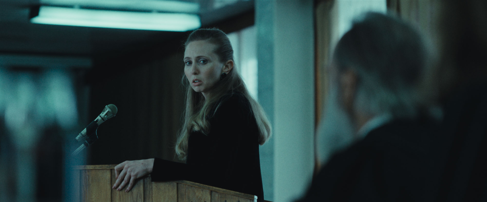 Justyna Wasilewska jako Kaczkowska w polskim serialu oryginalnym Netflix „Heweliusz”, mówi na scenie.