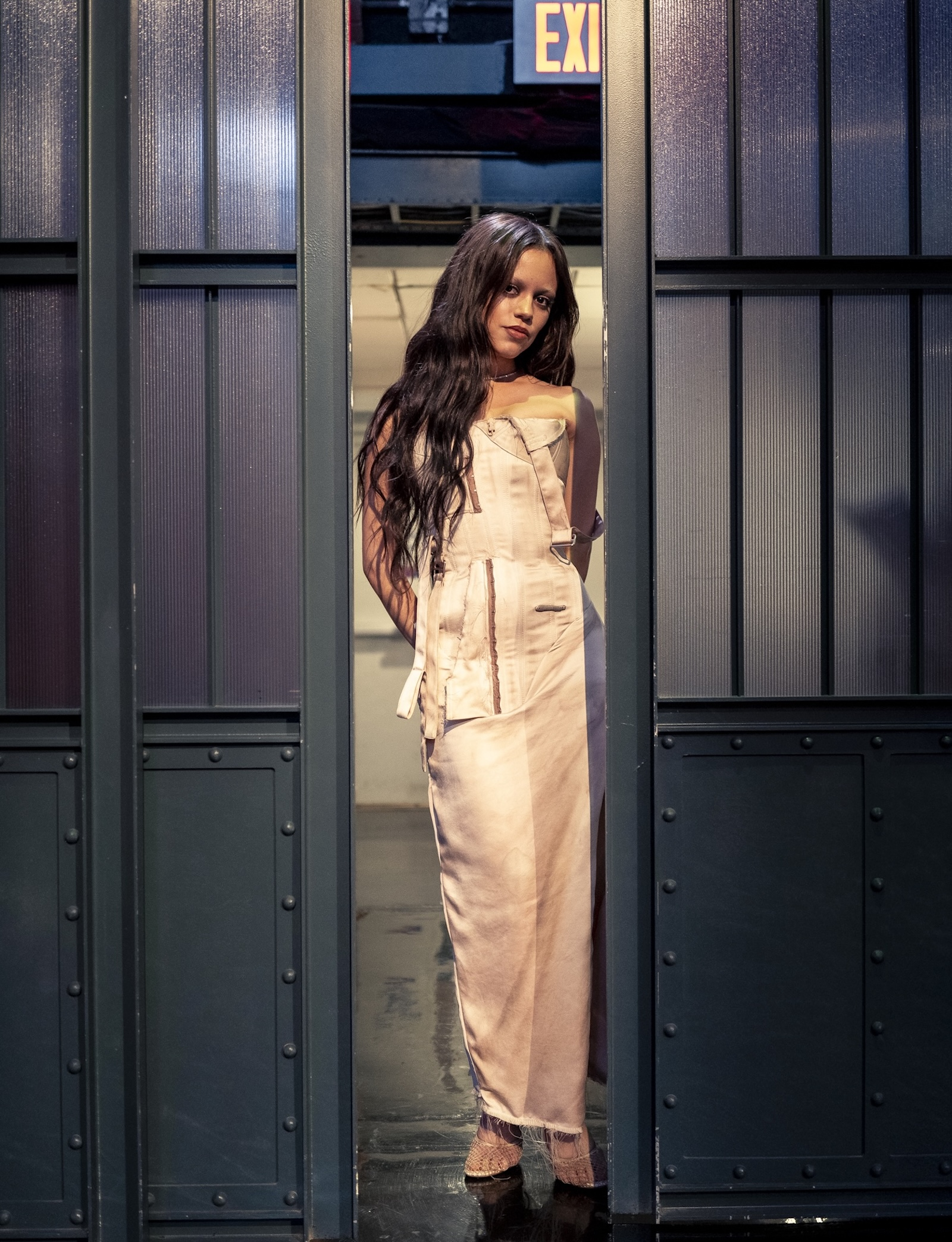 Jenna Ortega w gorsetowej sukience Eleny Velez na planie programu „Late Night with Seth Meyers”.