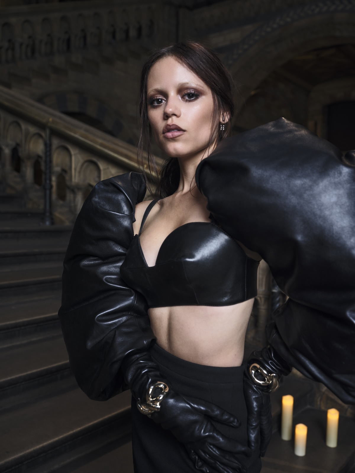 Jenna Ortega w skórzanym biustonoszu i spódnicy od Givenchy na pokazie drugiego sezonu „Wednesday” w Londynie.