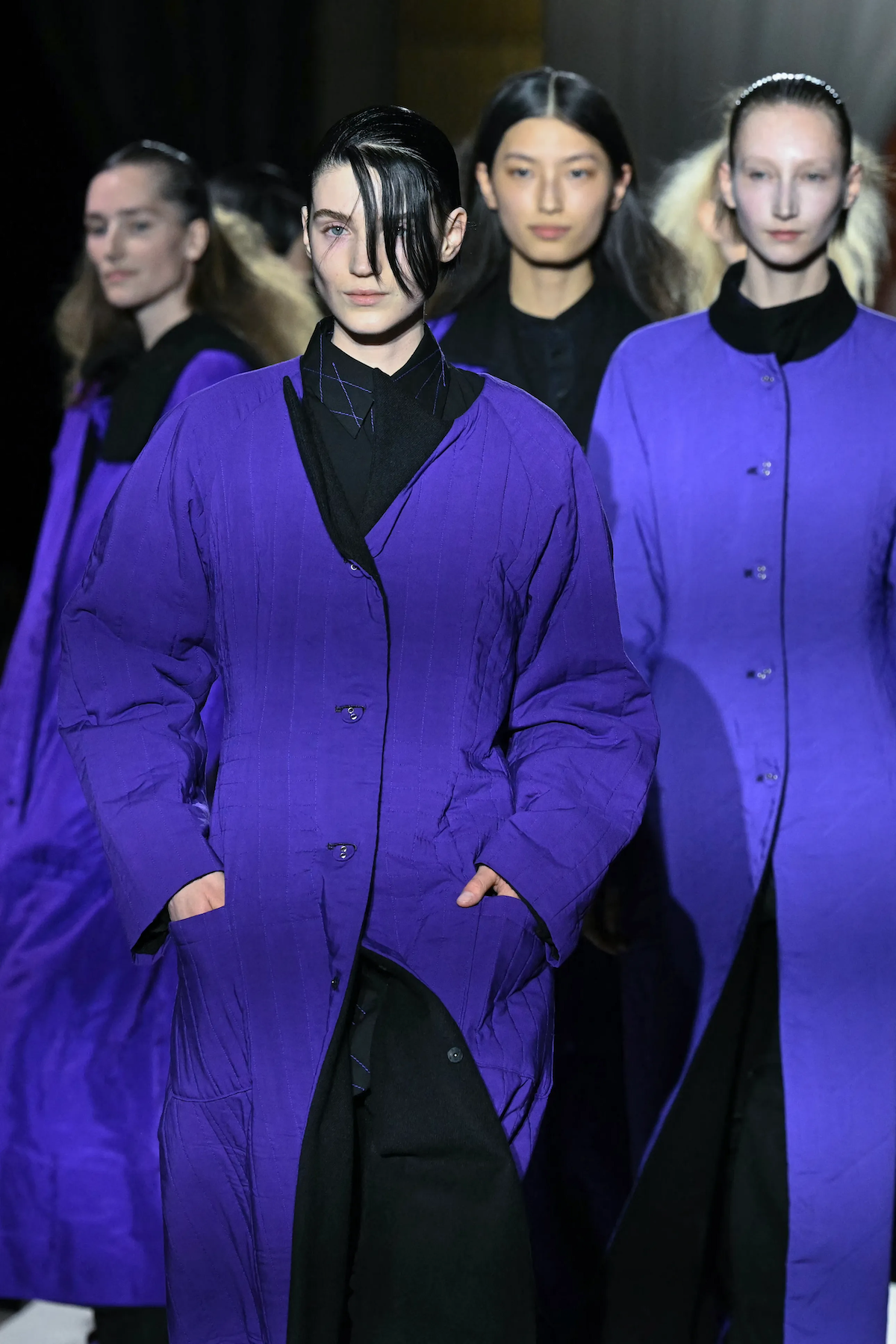 Yohji Yamamoto na jesień-zimę 2025-2026 (Fot. BERTRAND GUAY/Getty Images)