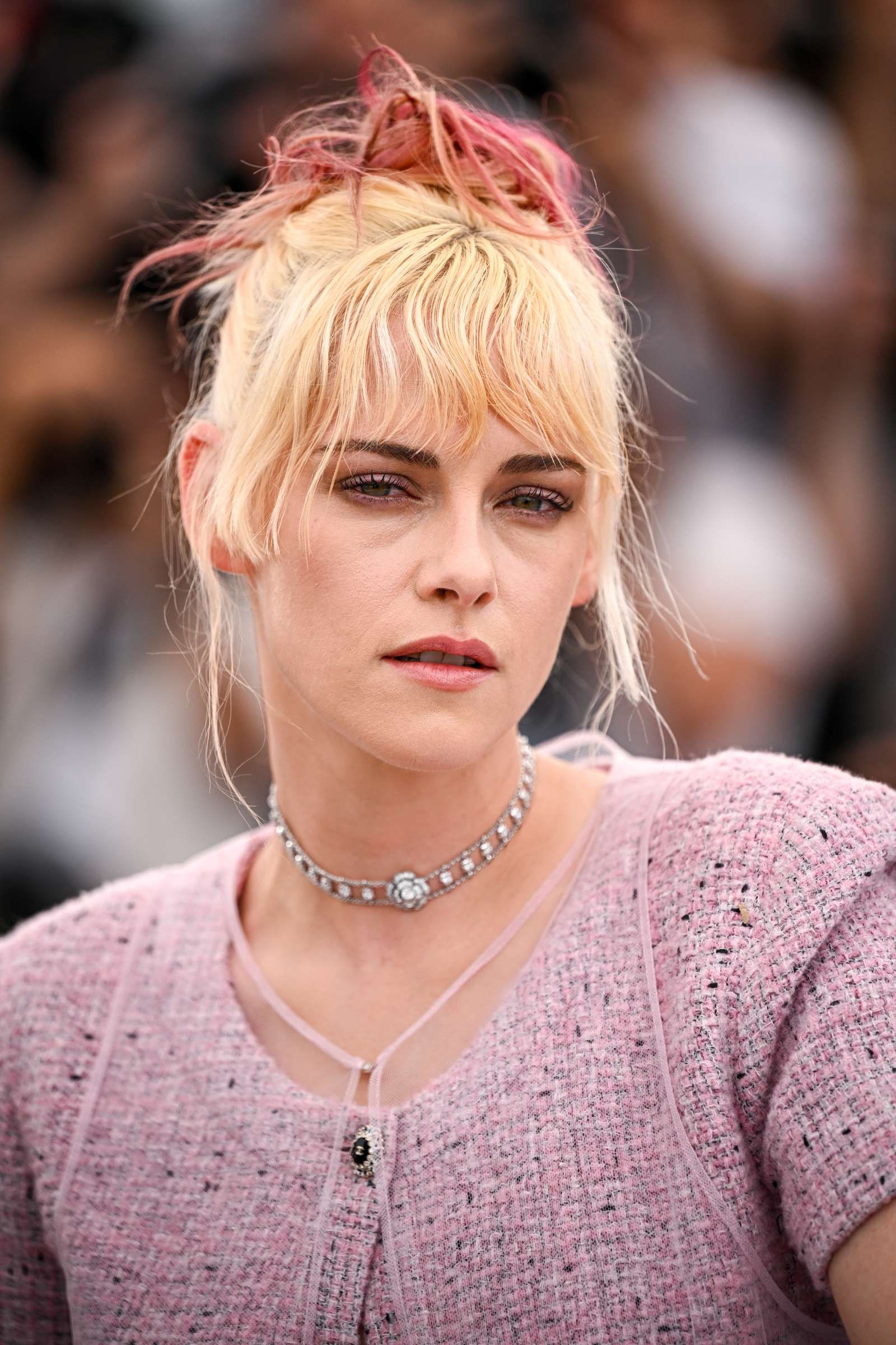 Kristen Stewart z kokiem w różowej bluzce, podczas festiwalu Cannes 2025.
