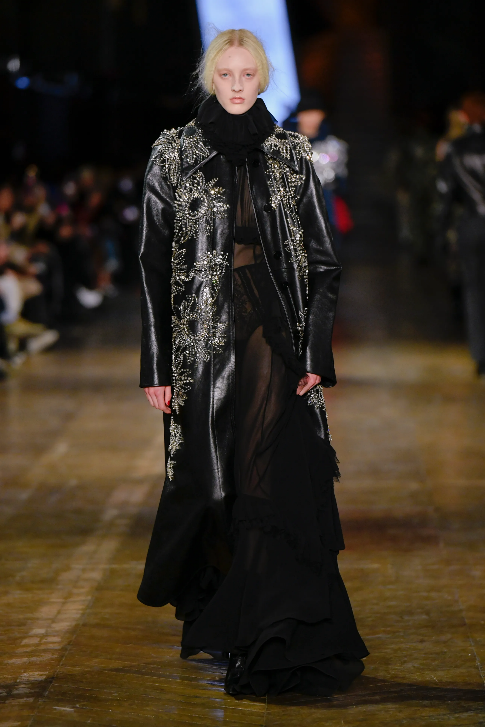 Alexander McQueen na jesień-zimę 2025-2026 (Fot. WWD/Getty Images)