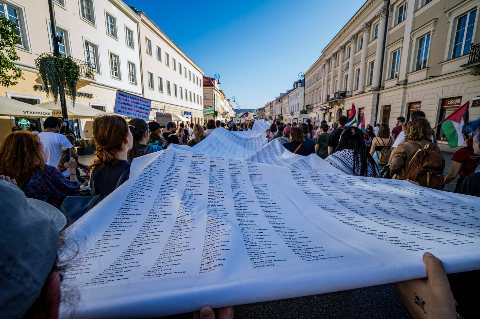 Marsz dla Palestyny. Uczestnicy przeszli ulicami Warszawy, niosąc baner z listą imion dzieci, które zginęły w Strefie Gazy od października 2023 roku. (Fot. Milton/SOPA Images/LightRocket via Getty Images)